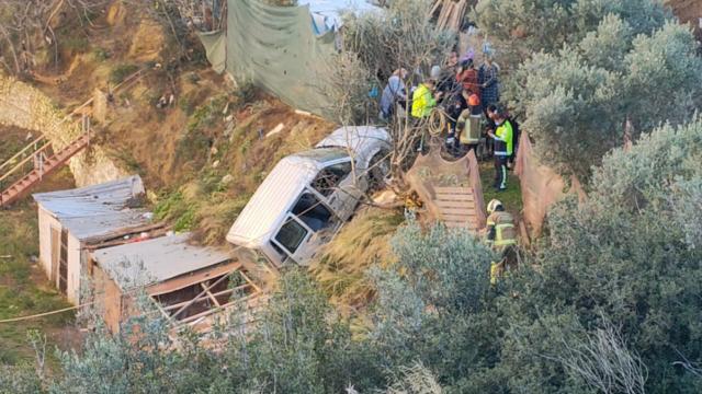 Şarampole yuvarlanan araç, site deposunun çatısında durdu