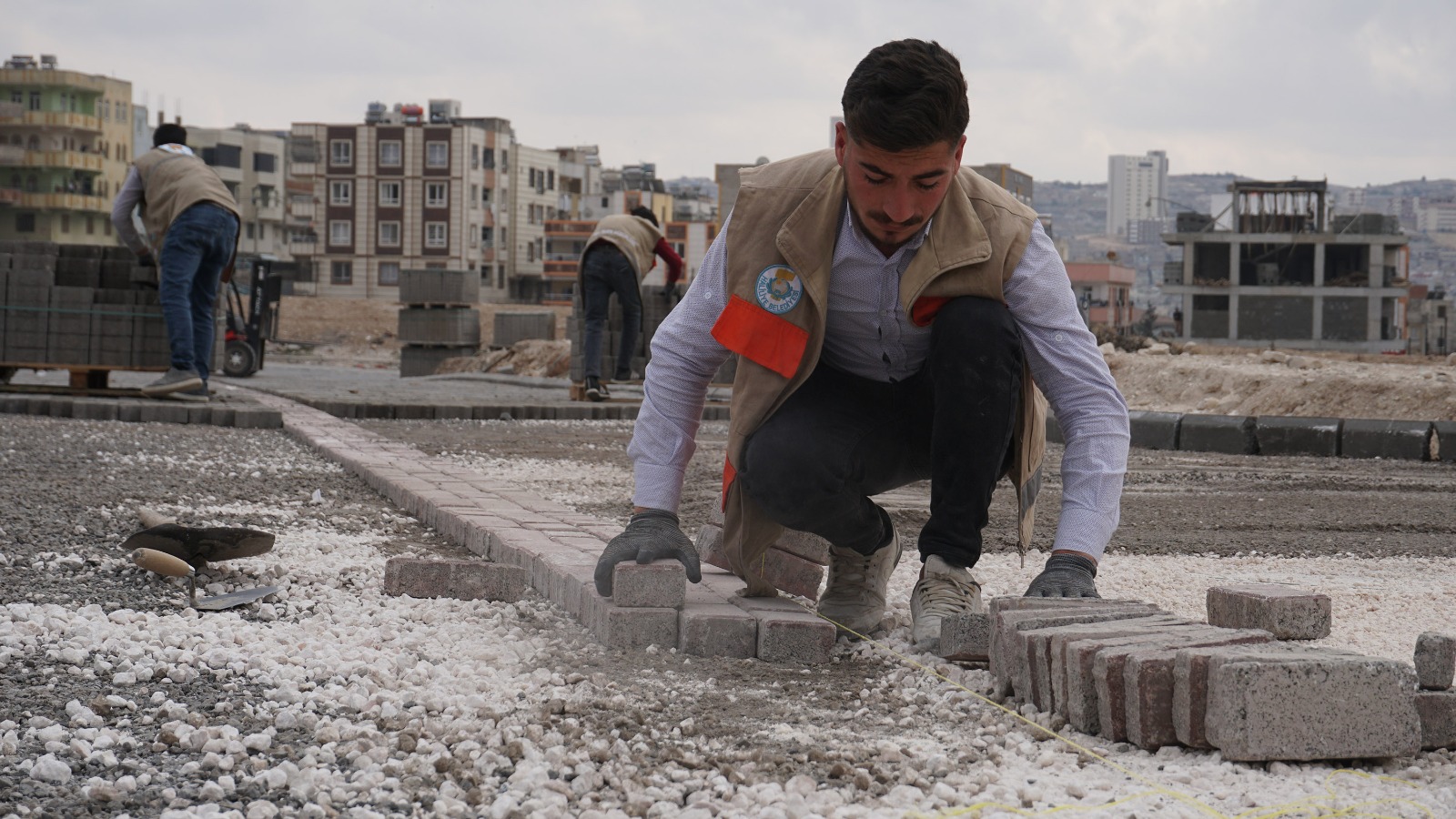 HALİLİYE BELEDİYESİNDEN 3 MAHALLEDE ÜST YAPI ÇALIŞMASI