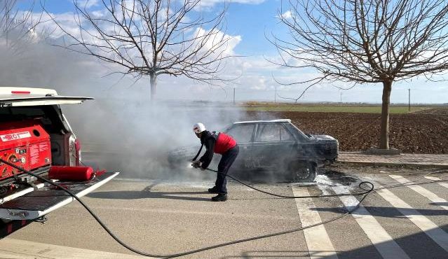 Yanan otomobilden son anda kurtuldular