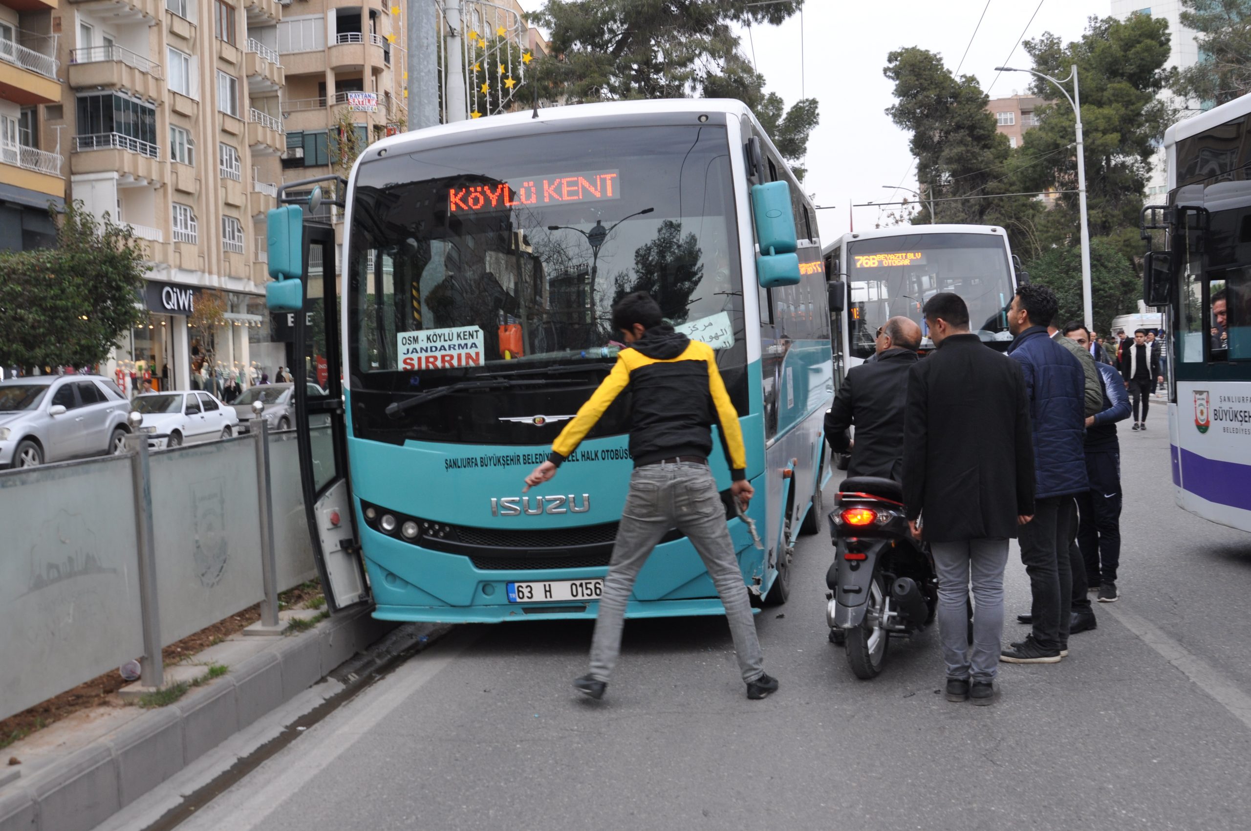 OTOBÜS YOLUNA GİREN MOTOSİKLET KAZA YAPTI