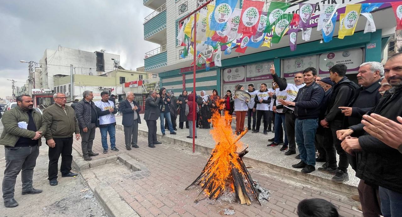 HDP Urfa İl Örgütü, “Dem dema serkeftinê ye” şiarıyla Urfa Kalesi eteklerinde Newroz ateşi yaktı.