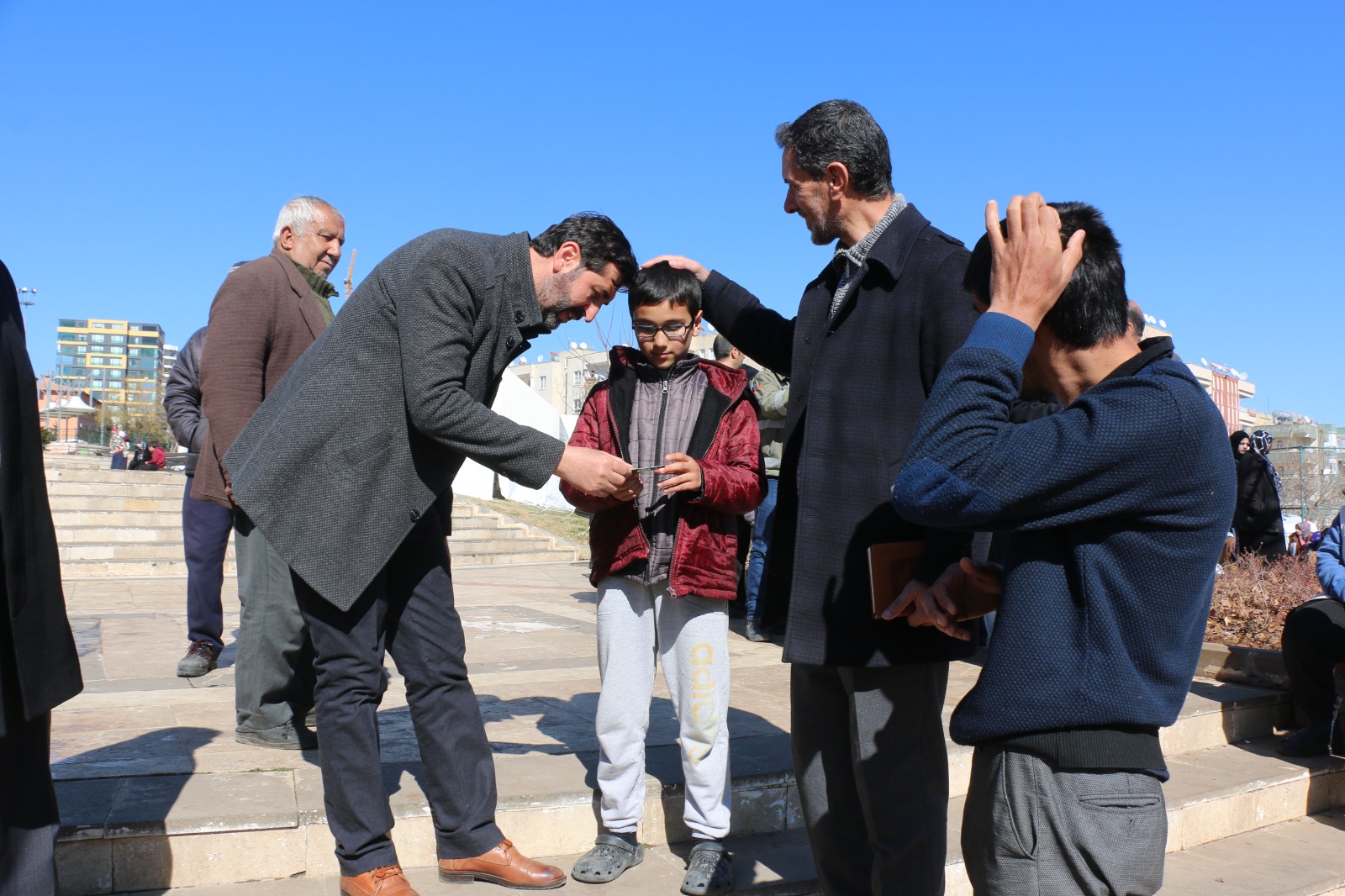 <em>HÜDA PAR’dan Depremden Etkilenen Şanlıurfalı Depremzedelere Ziyaret</em>