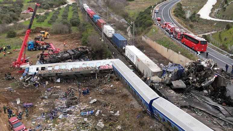 Yunanistan’da en az 36 kişinin can verdiği tren kazasında ulaştırma bakanı istifa etti
