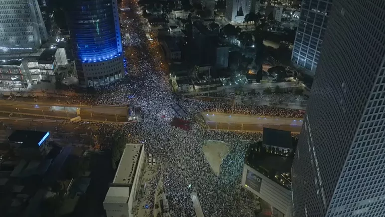 İsrail’de gösterilerin onuncu haftasında on binlerce kişi Netanyahu hükümetini protesto etti