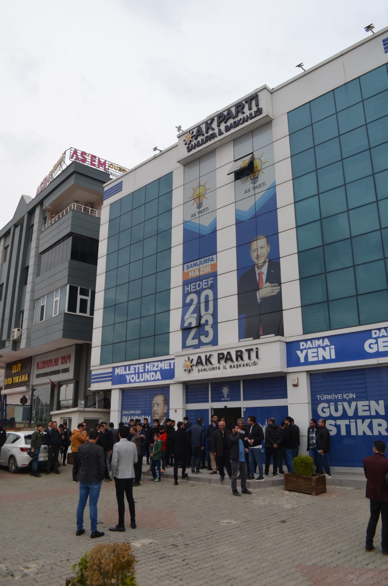 Ak parti il başkanlığı önünde Adaylar Birbiriyle yarışıyor.