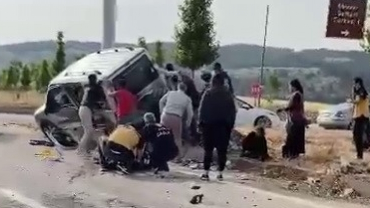 Otomobil ile hafif ticari araç çarpıştı: 8 yaralı