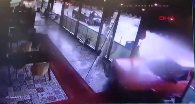 Kontrolden çıkan otomobilin restoranın kapısından içeri girdi.