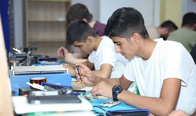 Karaköprü’de Gençler Telefon Tamirciliğini Öğreniyor