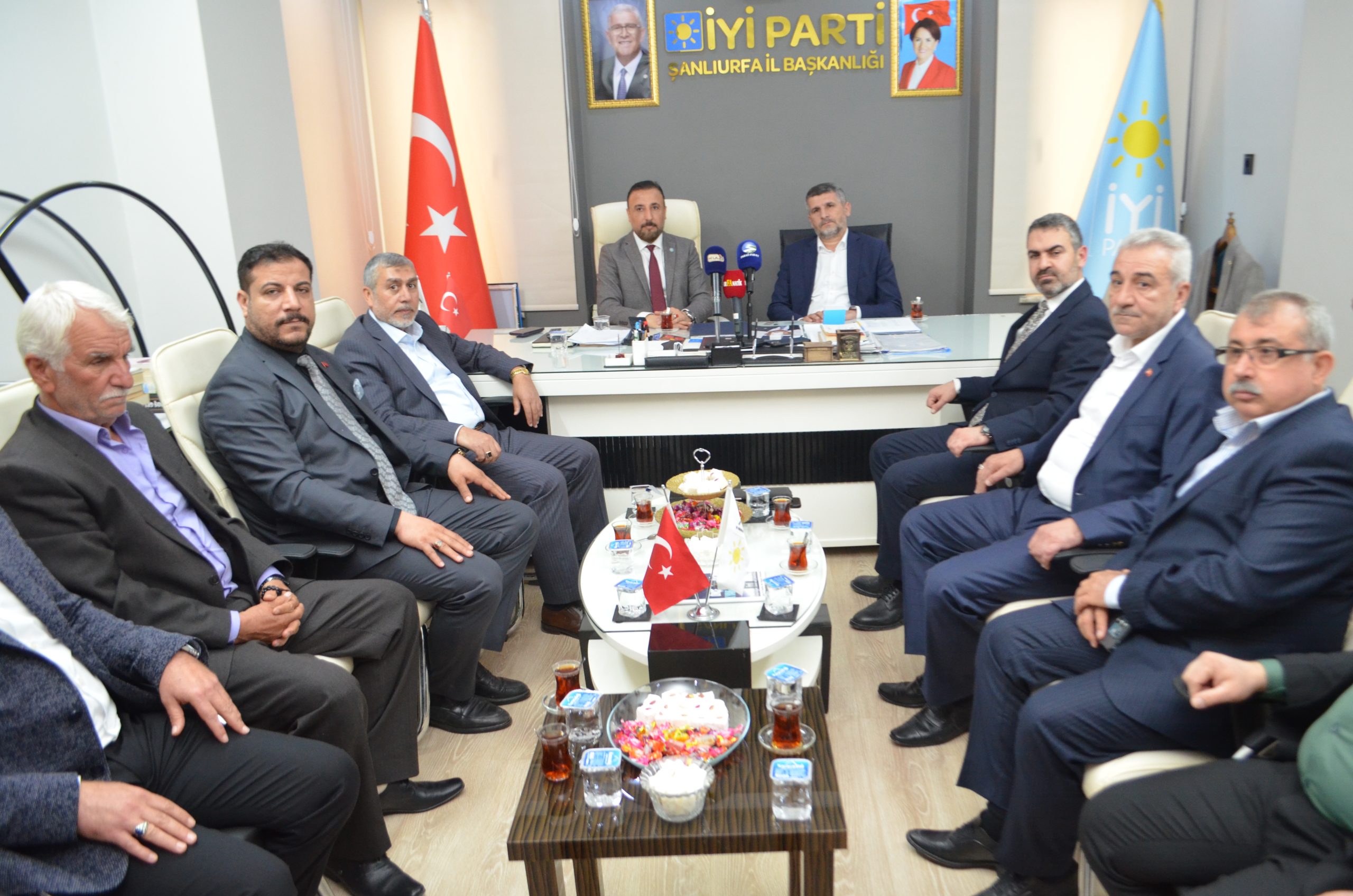 İYİ Parti Şanlıurfa İl Başkanlığı’nın düzenlediği bayramlaşma programına AK Parti teşkilatı da katılım sağladı