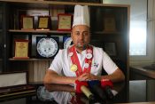 Şef Emrah Ray, takviye edici ürünlerin yerine organik ürünlerin tüketilmesini tavsiye etti.