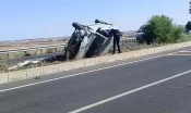 Urfa’da aşırı rüzgar nedeniyle otomobil devrildi!
