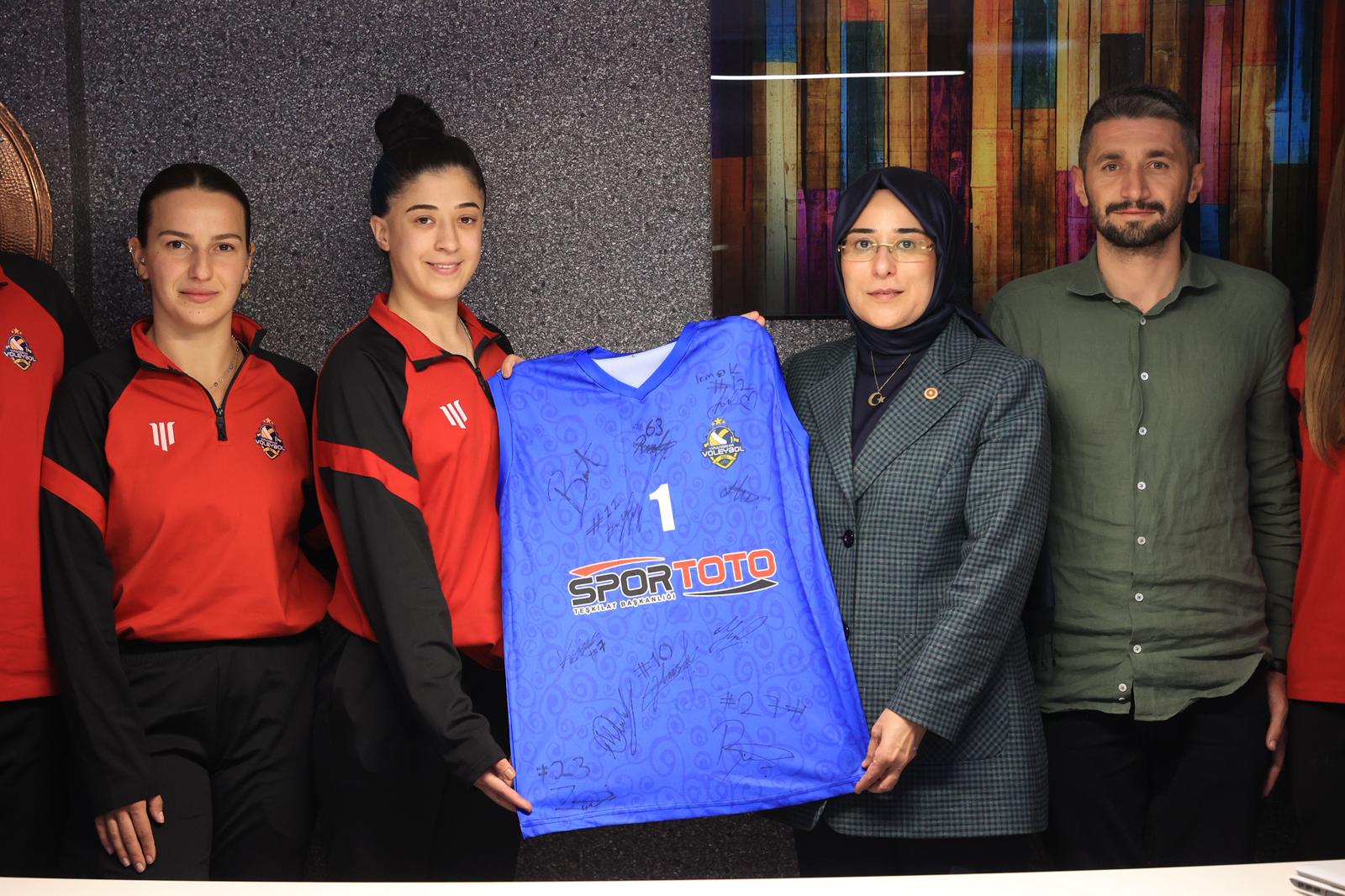 Milletvekili Yazmacı’dan Viranşehir Voleybol takımına tam destek