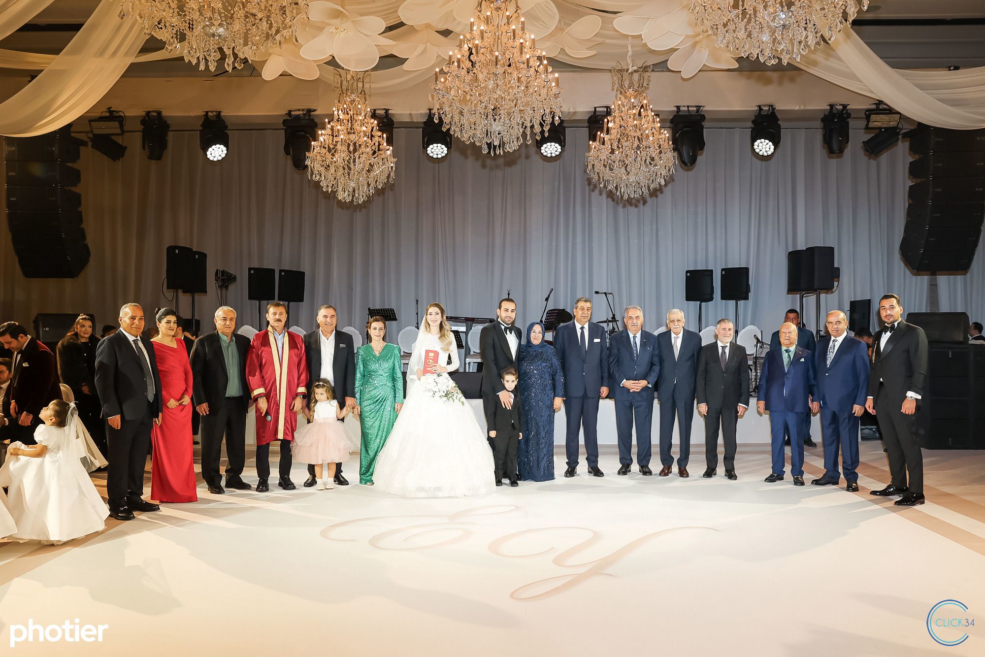 İstanbul Boğaziçi haftasonu bir Doğu düğünün zarif ışıltısına ev sahipliği yaptı.