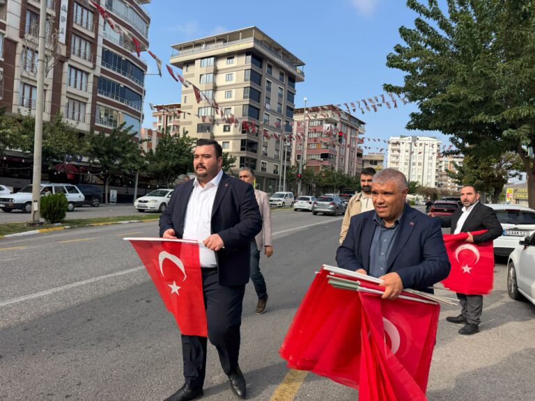 BAŞKAN TOPAL, CUMHURİYET BAYRAMI COŞKUSUNU ESNAF VE VATANDAŞLARLA BİRLİKTE YAŞADI