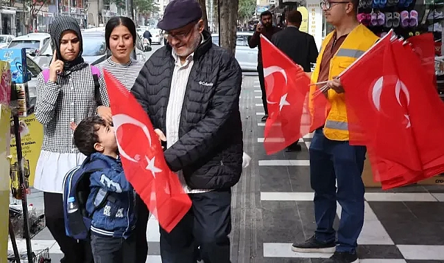 Haliliye Belediyesi’nden 29 Ekim’e Özel Bayrak Dağıtımı